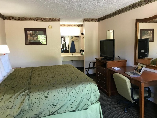 Clairmont Inn & Suites - Warren image 30